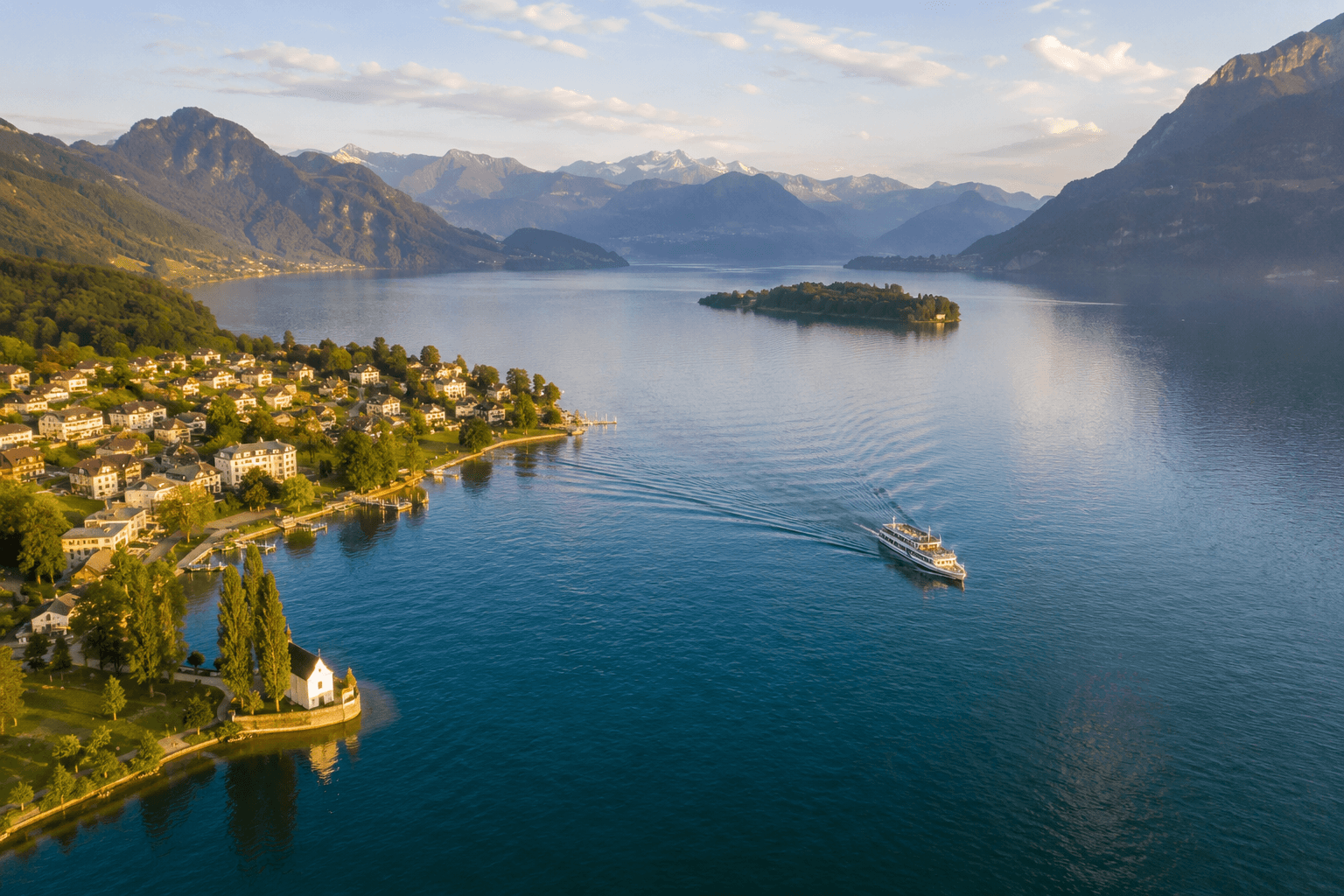 Der Vierwaldstättersee ist mehr als die Kulisse von Luzern — seine ruhigen Buchten und Uferorte sind für viele Paare die eigentliche Location.
